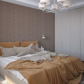 פמוטים בחדר השינה מעל התמונה לעיצוב המיטה