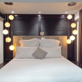 đèn treo tường trong phòng ngủ trên ý tưởng trang trí giường