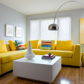 Kampinė sofa su geltona apmušalais