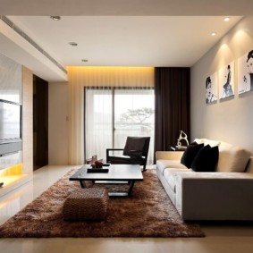 Šviesus gyvenamasis kambarys minimalizmo stiliumi.