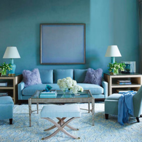Mavi duvarlı oturma odası salon alanı