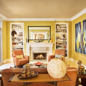 Döşemeli mobilyalar ile odanın sarı duvarları