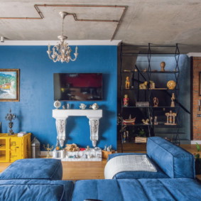 Mėlyni baldai mažame kambaryje