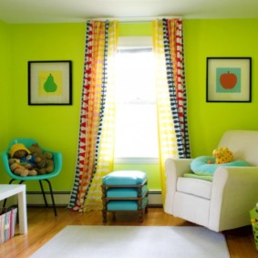 וילונות בהירים בחדר עם קירות ירוקים