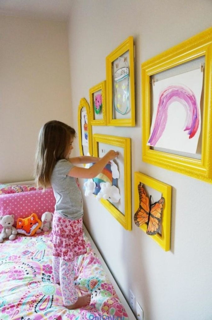 Fille décorant un mur sur son lit