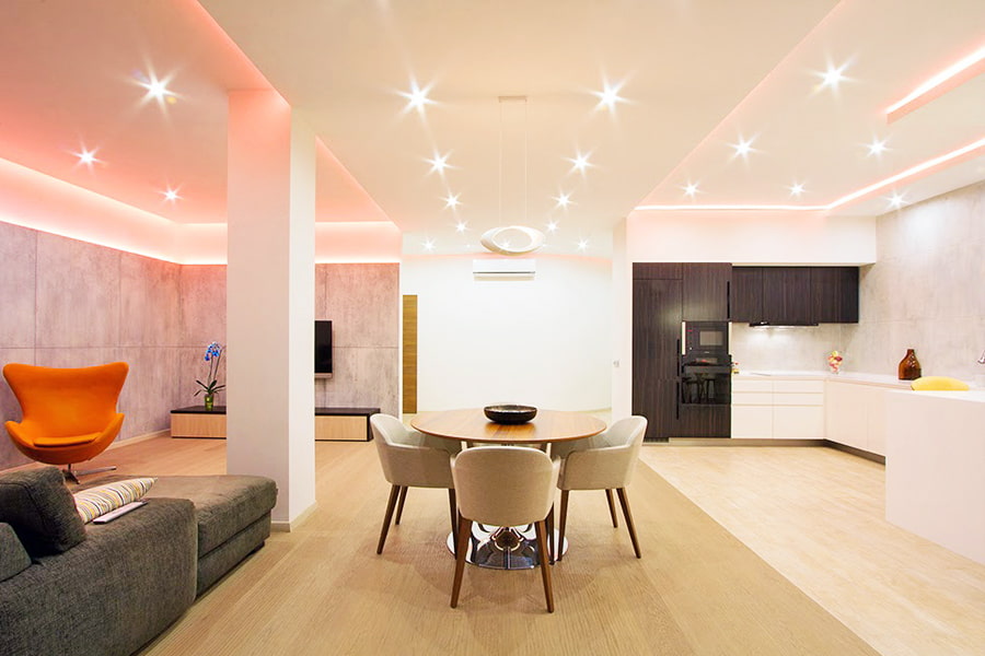 Mutfak-oturma odasının tavanındaki LED ışıklar
