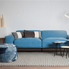 ספה בתמונת העיצוב בסלון