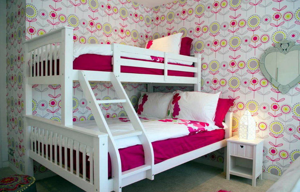 מיטת קומותיים לבנה עם מסגרת עץ לבנה