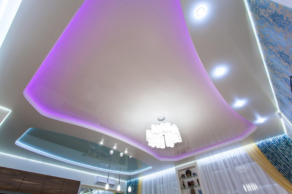 Plafond du salon avec des lumières violettes