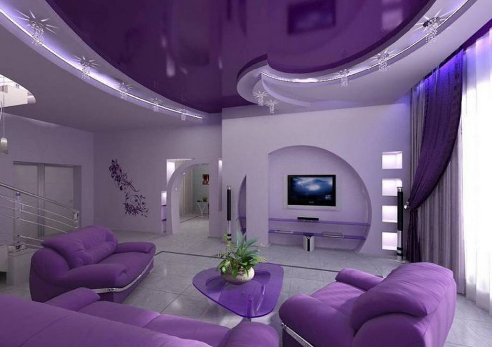Plafonul violet al sălii într-un stil modern