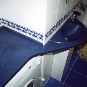 Plan de travail bleu dans la salle de bain combinée