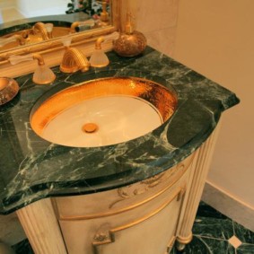 Dessus de marbre classique dans une baignoire de style classique