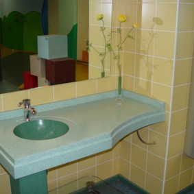 Prefabrik bir evin banyosunda asılı tezgah