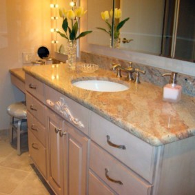 Klasiskā stila vannas istabas mēbeles