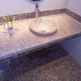 אבן מלאכותית בחלק הפנימי של חדר האמבטיה