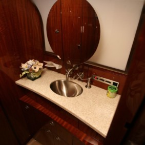مرآة مستديرة على جدار الحمام
