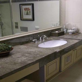 משטח שולחן מרובה רמות בחדר האמבטיה המשולב