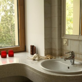 Özel bir evin banyosunda pencere eşiği yerine tezgah