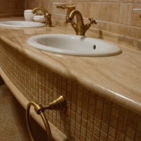Porte-serviettes sous l'évier dans la salle de bain
