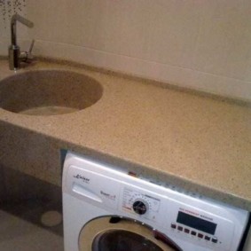 Lietie vannas istabas darba virsma ar veļas mašīnu