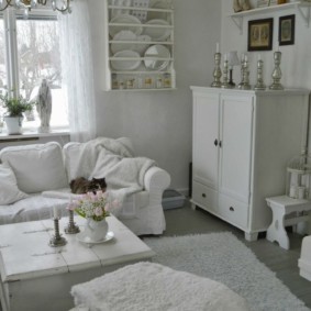 خزانة ذات أدراج بيضاء في زاوية غرفة المعيشة