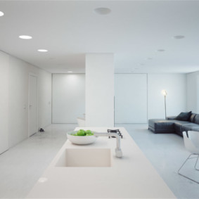 Intérieur de la salle blanche de style minimaliste