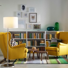 Aydınlık bir odada sarı mobilya