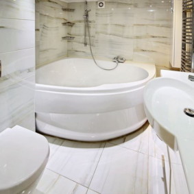 O baie mică în baia unei case cu panouri