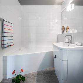 Vannas istabas dizains ar pelēkiem griestiem