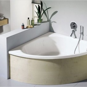 Low partition along the side of the bath