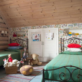 Metal yataklar üzerinde yeşil yatak örtüleri