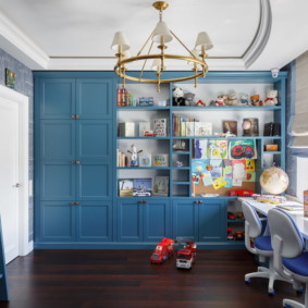 Mobilier bleu dans une pièce avec un haut plafond