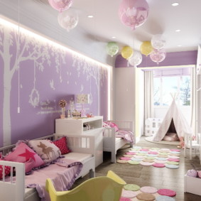 Çocuk odası tavan altında balonlar