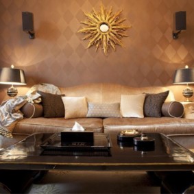 Grand canapé avec revêtement en cuir