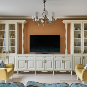 Neoklasik bir oturma odasında ahşap mobilyalar