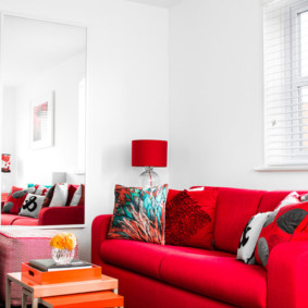 Canapea roșie într-o cameră albă