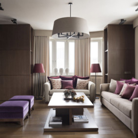 Interiorul livingului cu două canapele