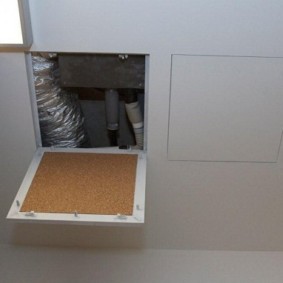 Trappe maison dans la salle de bain avec couvercle en plaque de plâtre