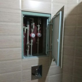 Đồng hồ nước nóng và lạnh bên trong hốc nhà vệ sinh