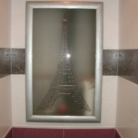 Ușa de sticlă a unui dulap ascuns în peretele toaletei