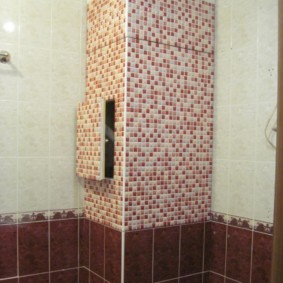 Kaste vannas istabas stūrī par komunālajiem pakalpojumiem