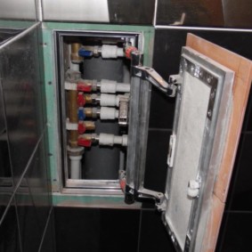 Comunicări de instalații sanitare într-o nișă de perete din baie