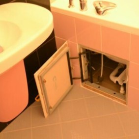 Pose diagonale de carreaux sur le sol de la salle de bain