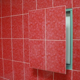 Placă roșie pe ușa ușii de inspecție