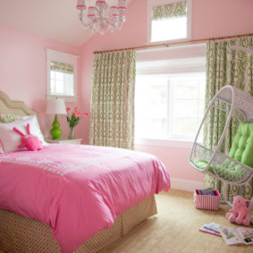 Couverture rose sur le lit d'une fille
