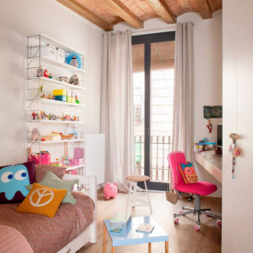 Petite chambre d'enfants avec une porte sur le balcon