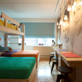Meubles en bois dans une chambre pour trois enfants