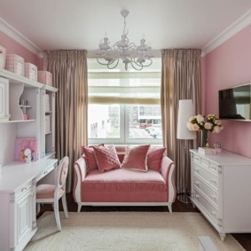Canapé rose dans la chambre de la plus jeune fille