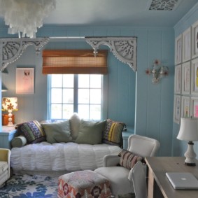 Bir ahşap evin bir odada mavi duvarlar