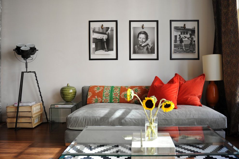 إطارات الصور أحادية اللون فوق الأريكة